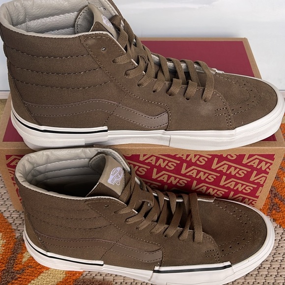 Vans WMNS Sk8-Hi Rearrange
Tonal Kangaroo
VN000CRMBYW
Sneakers - Picture 4 of 16